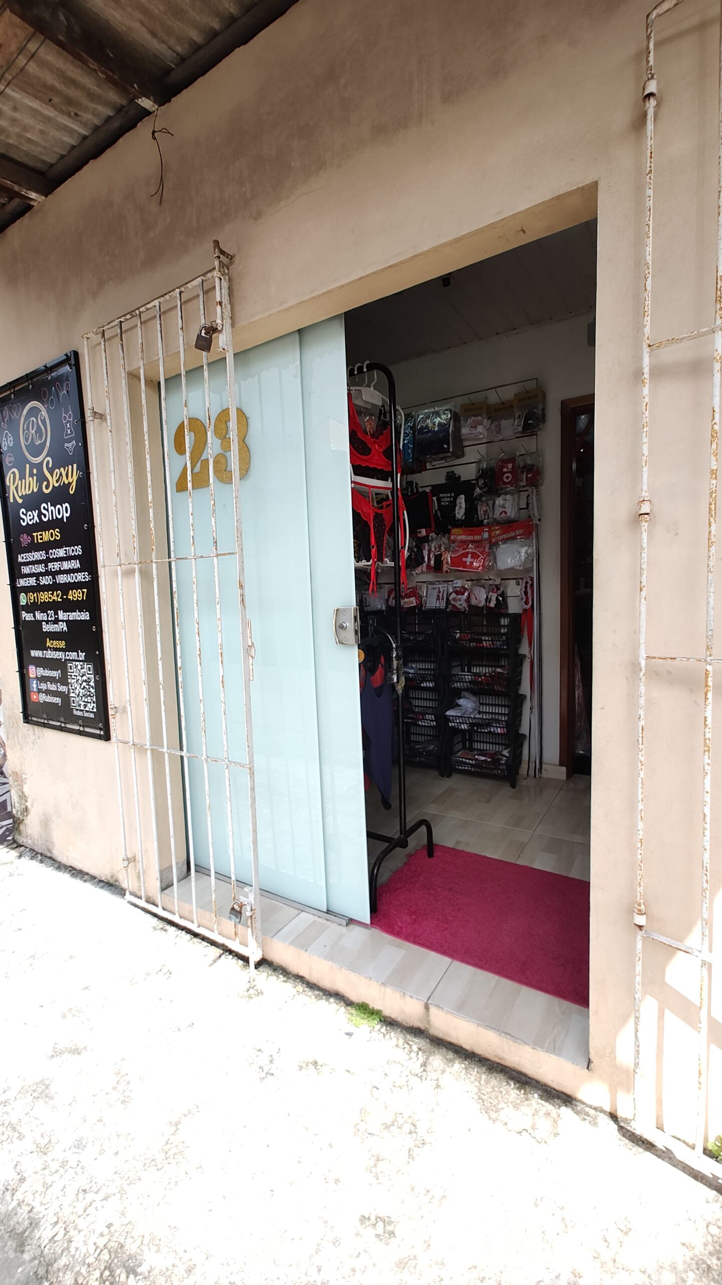 Sex shop em Belém - Fachada da Rubi Sexy Sex Shop com entrada discreta e número 23 em destaque.