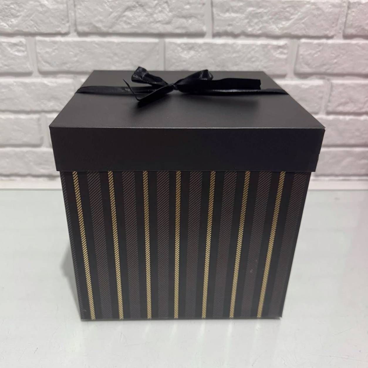 Caixa de Presente Listrada Com Laço 22 cm - preto